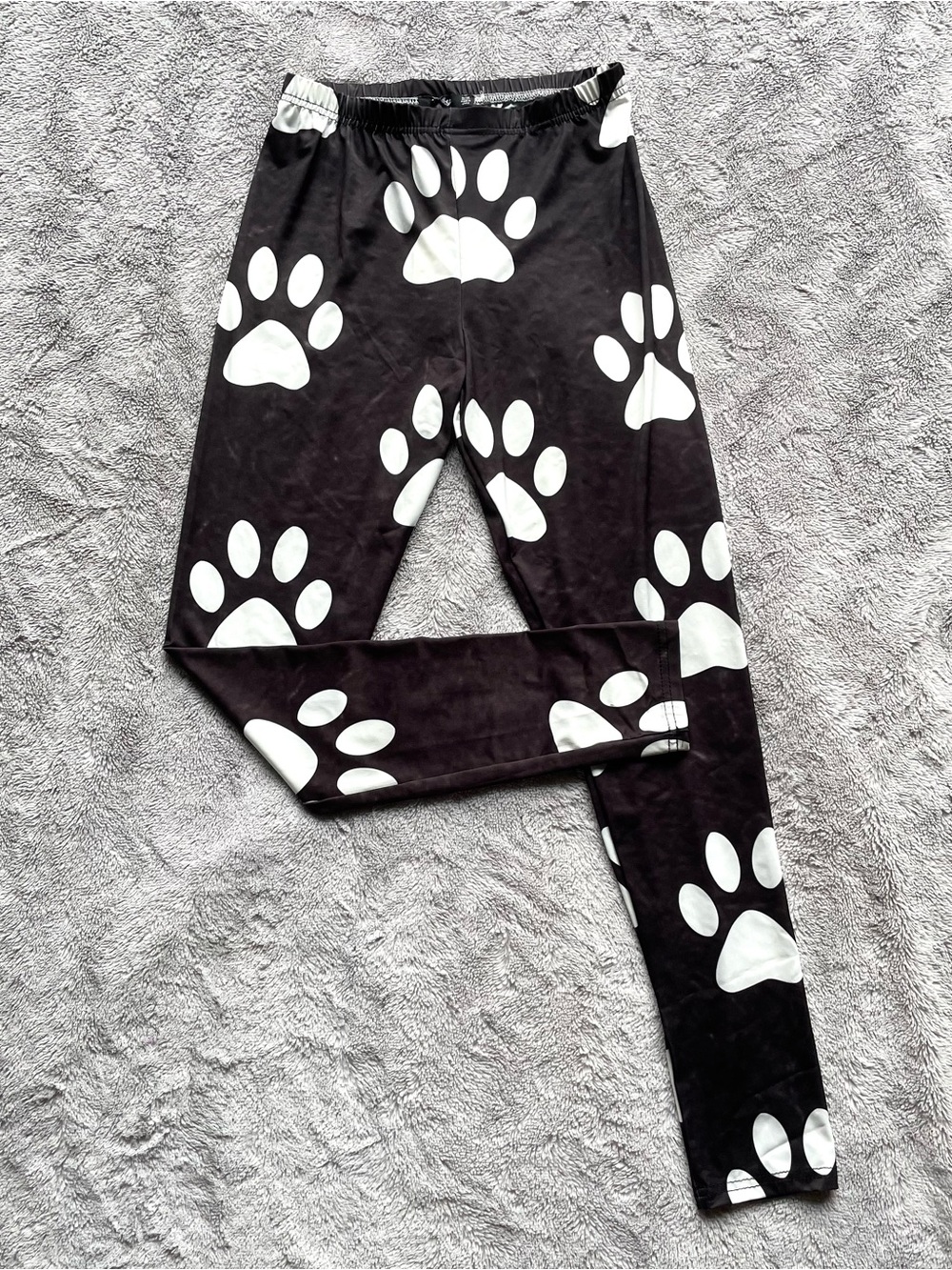 Black & White Paw Print Pattern Leggings